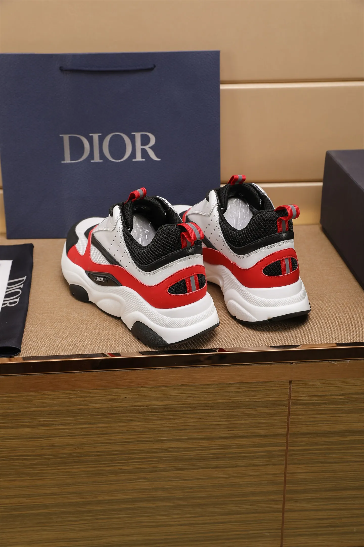 Factory price: 460💰Dior’s top version of D’s b22 men’s sports shoes. Inspired by retro running styles, the chunky low-top silhouette features gray calf leather and blue and white mesh fabric uppers, atop a black, white and blue engraved rubber sole. Nylon ribbon accents the blue mesh tongue and heel counter, and a "dio~" logo appears on the side. Pair it with a suit for a striking contrast and add a sportswear-chic edge to your look. The thick sole can be about 4cm~ Size: 38-45, [46, 47 customized]